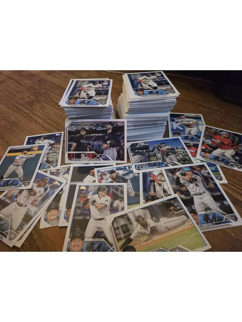 2023 Topps baseball - Big lot of unsorted Marlins cards. Roughly 400-500 cards.